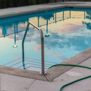 How Do I Choose a Pool Cleaning Service