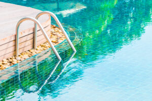 Swimming pool with handrail
